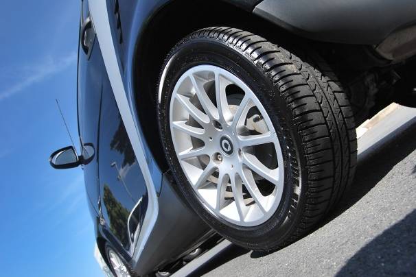 자동차 타이어 교체시기 확인하는 10가지 방법 및 증상