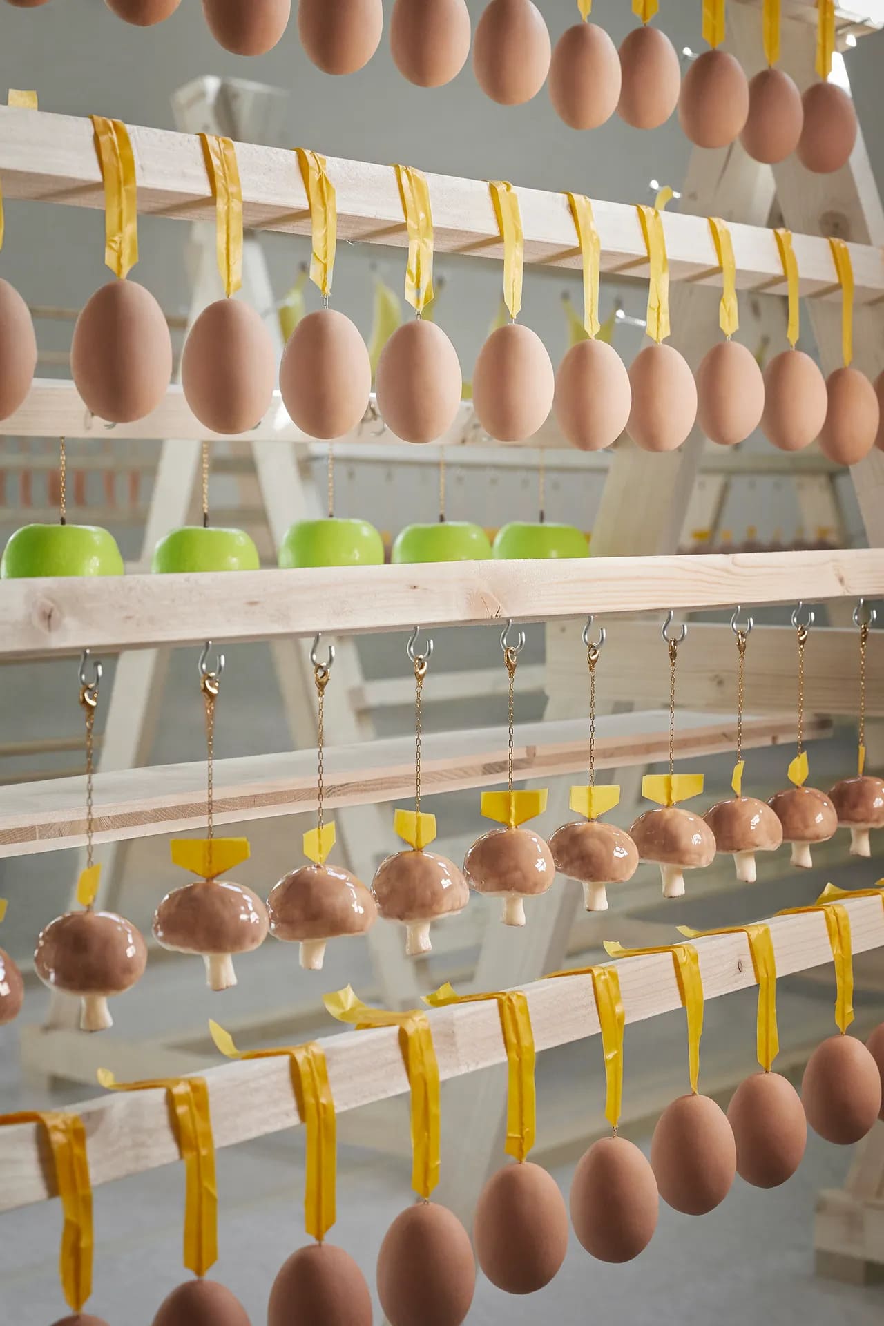  이거 믿어도 돼?...파격적인 루이비통 디자인 VIDEO: Inside the making of the Louis Vuitton bag designed by artist Urs Fischer