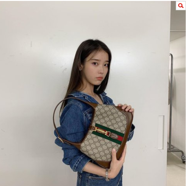  아이유 미모에 가려 명품백도 촌스러워 보인다는 아이유 외모 수준 ㄷㄷ
