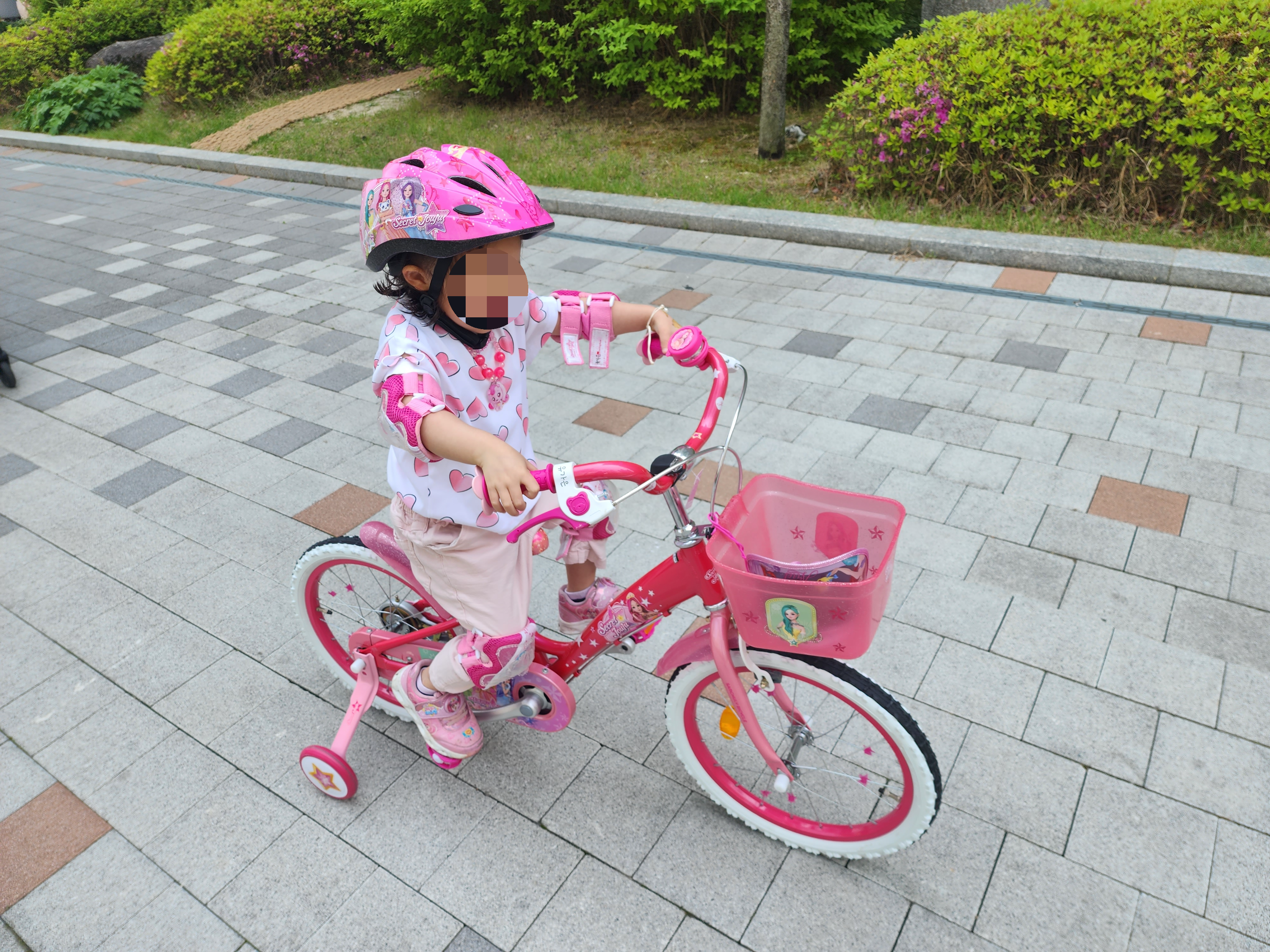 시크릿쥬쥬 자전거를 타고 있는 첫째 사진