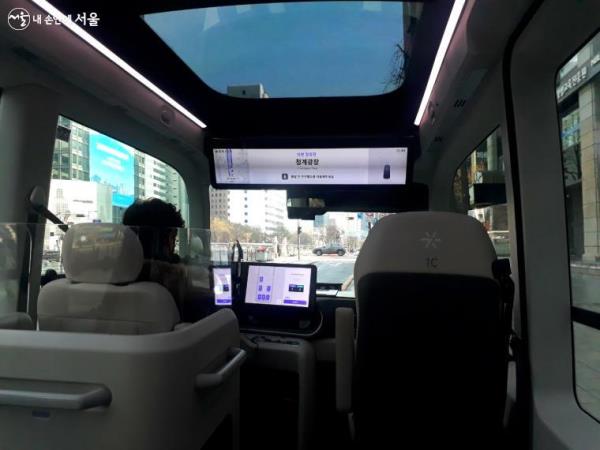 자율주행이 가능하지만 주행 중 일부 구간에서는 안전요원이 운전대를 잡기도 한다.