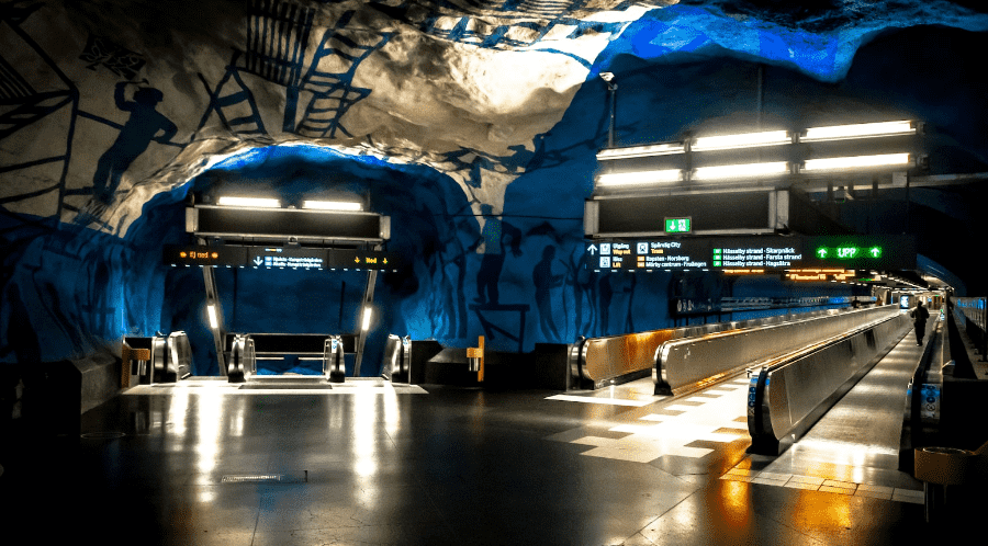 경기도 청소년 교통비 지원 프로그램에 걸맞는 멋진 지하철 에스칼레이터가 화려한 빛을 보이며 에술적으로 묘사 되고 있다.