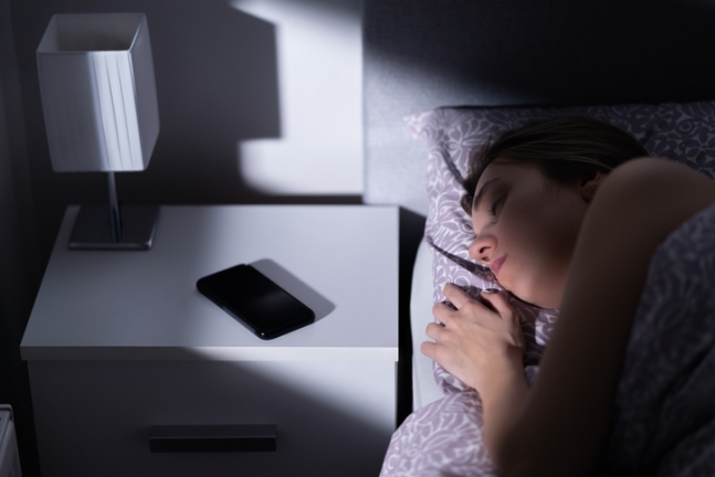 휴대폰 옆에서 자는 것은 건강에 영향을 미칠 수 있다.