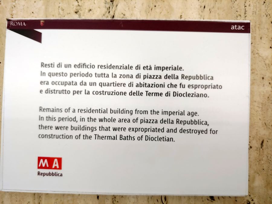 로마 Repubblica지하철역. 안 곳곳에 이런 유적지가 보인다. 땅만 파면 유적이 나온다는 로마가 맞다. 디오클래티아누스의 목욕탕에 쓰였던 돌이라고 설명되어 있다.