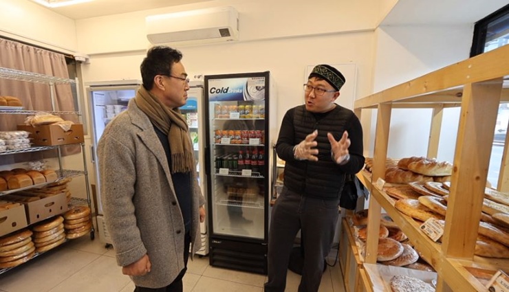 빵집-사장님과-이야기-하는-이만기