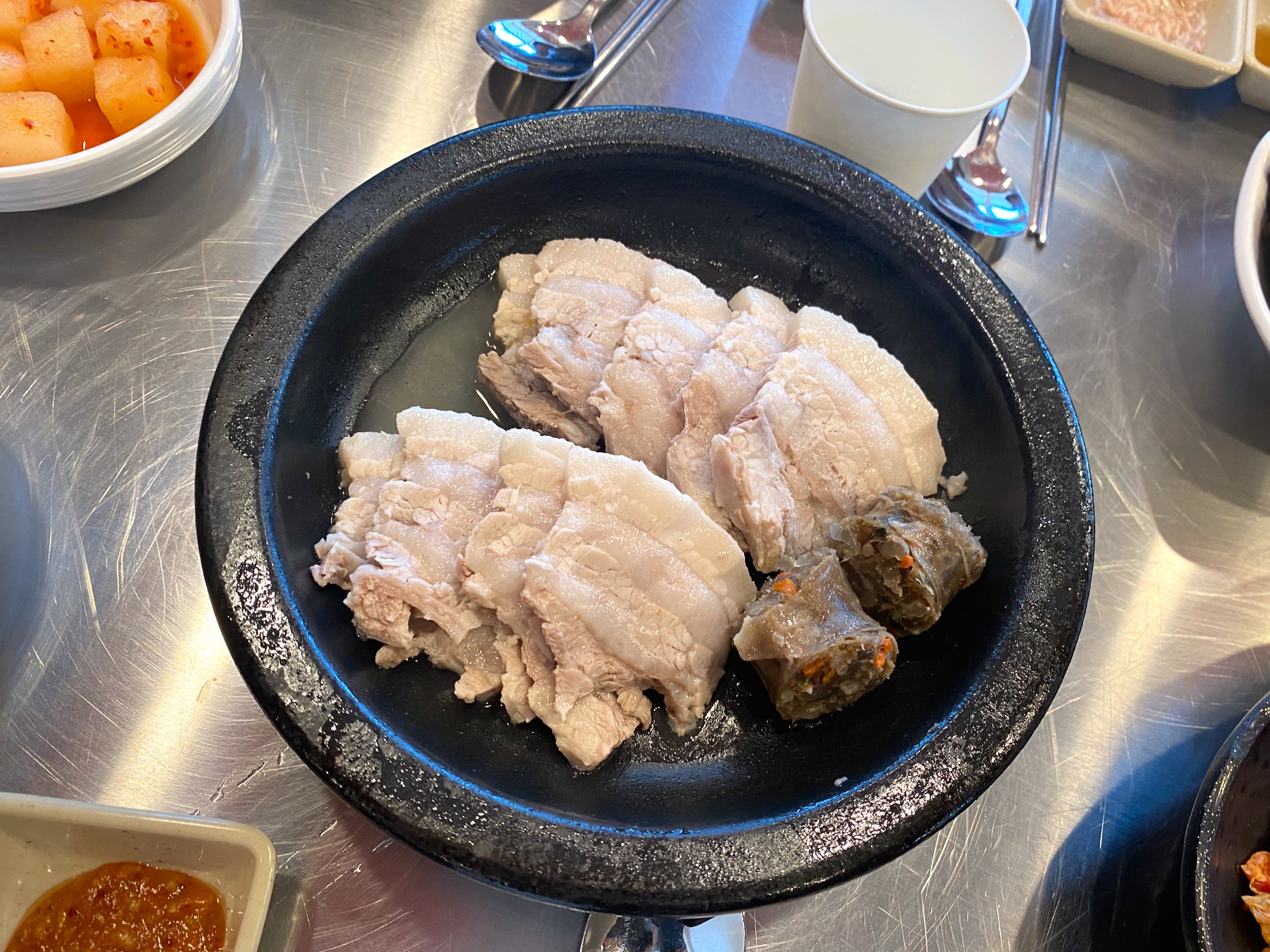 수변최고돼지국밥 수육백반