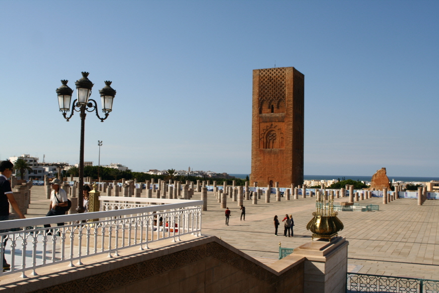 영묘에서 바라본 하산탑과 미완의 모스크 기둥