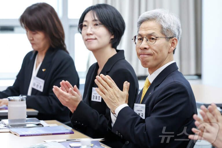 권영국 대선후보, 김문수 악수 거절
