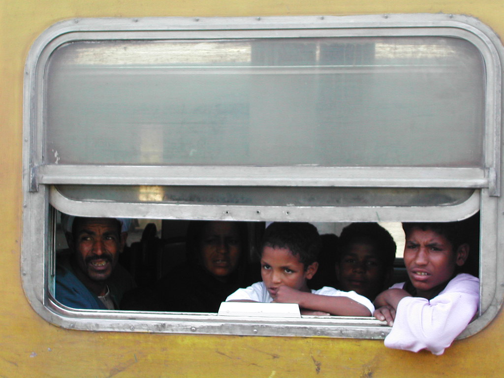 이집트-열차차창에서-아이들모습