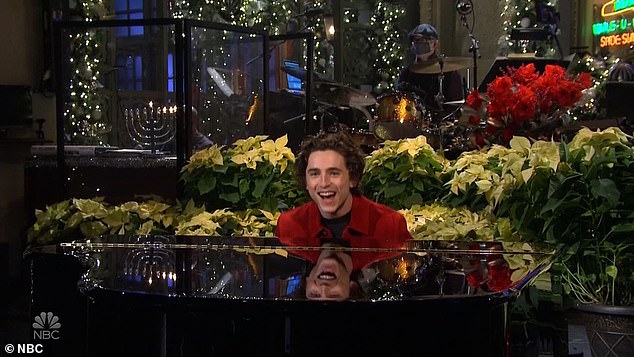  티모시 샬라메 (Timothee Chalamet) SNL 라이브 진행중