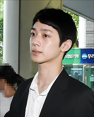  라이관린 워너원 길에서 담배와 침 가래침을 뱉는 행위가 누리꾼들에게 포착