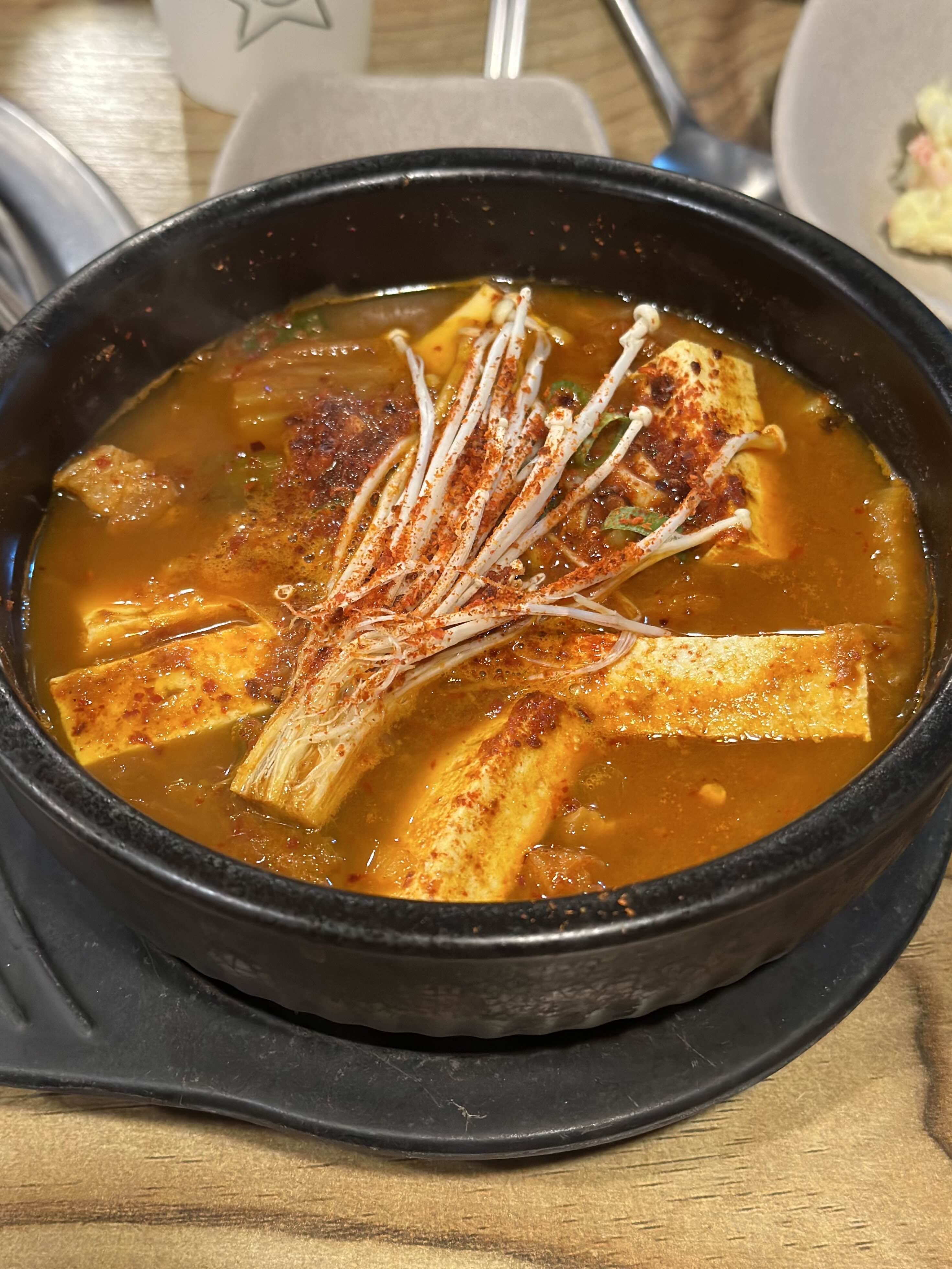 꺼멍집 이미지