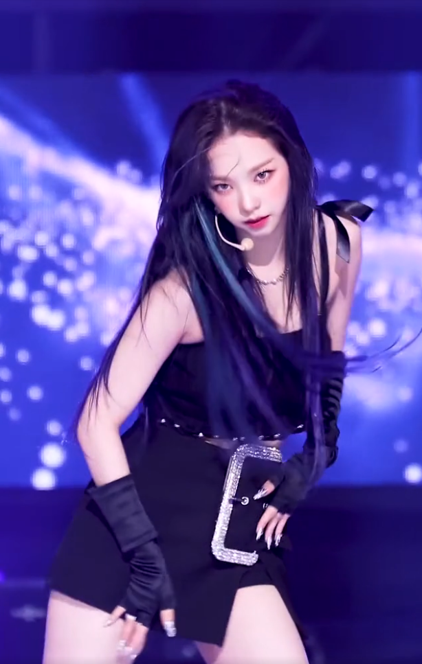  묵직한 니트 크롭 민소매 오프숄더 에스파 카리나