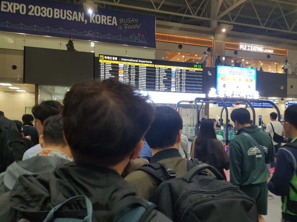 2023년 4월 15일 06:11&#44; 김해공항 국제선 출국장 보안심사대 앞