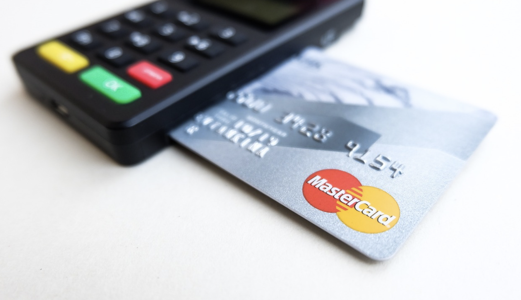 신용카드와 신용카드단말기를 찍은 사진