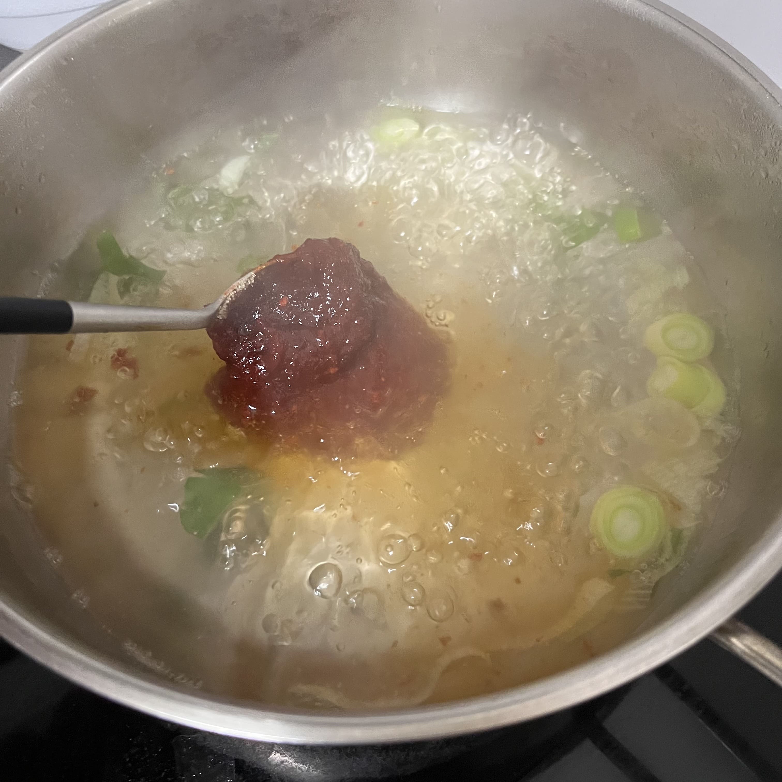 떡볶이-끓이는-물에-양념-넣기
