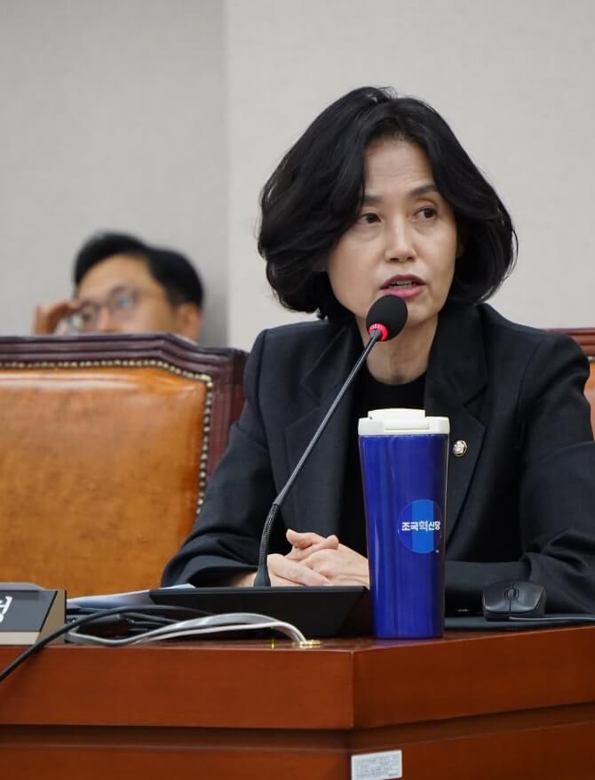 마이크앞에서-말하고있는-단발머리여성의모습