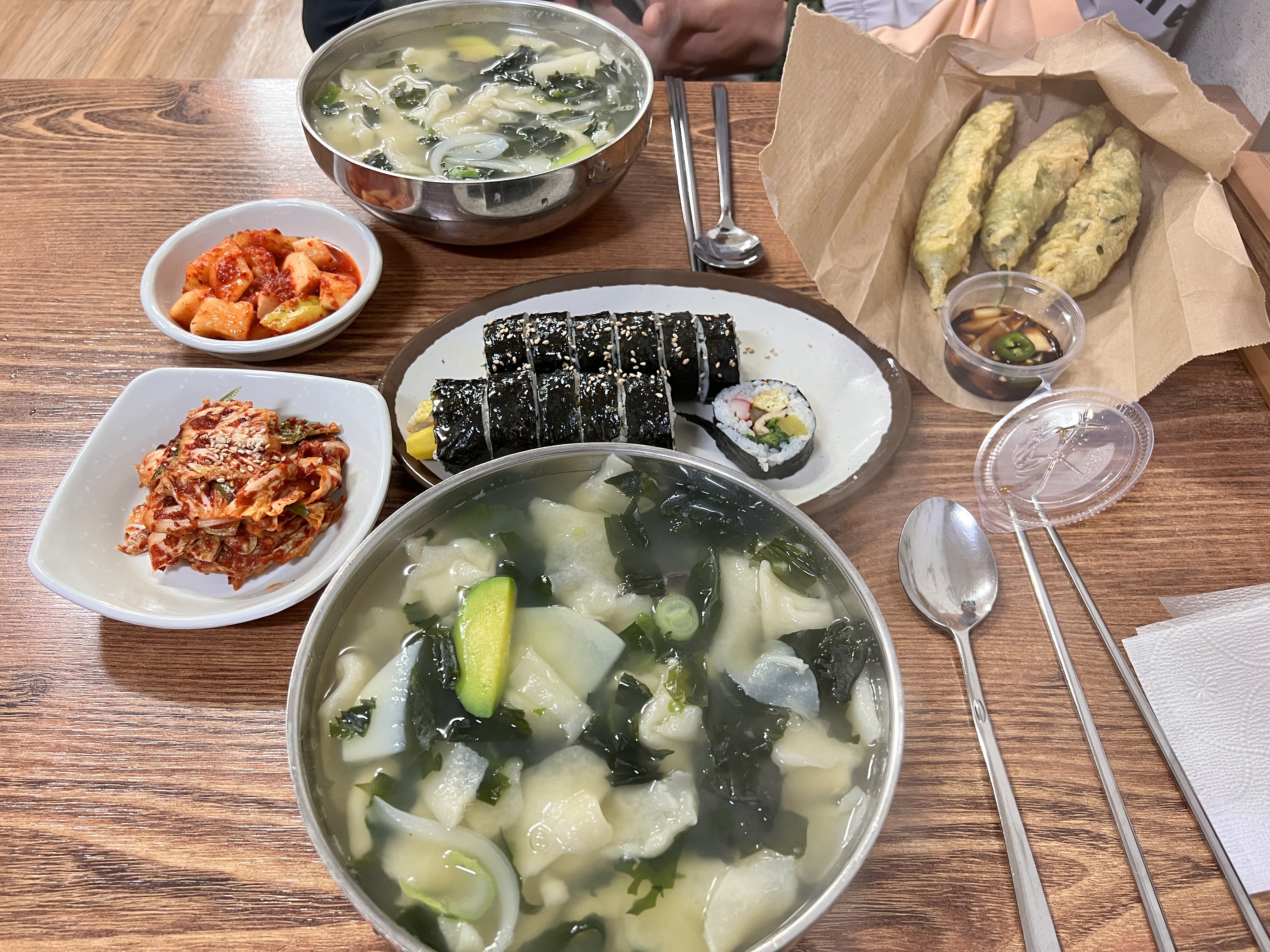 삼천리국수의 수제비와 서부김밥의 김밥과 고추튀김으로 한상이 차려졌습니다