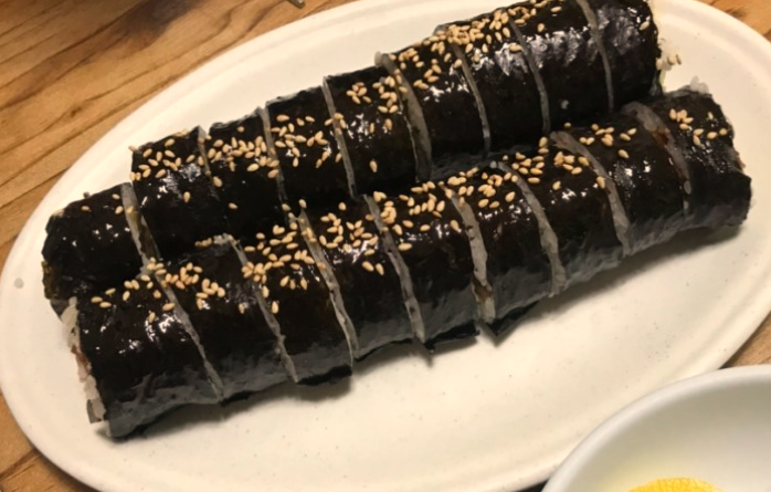 접시에-김밥