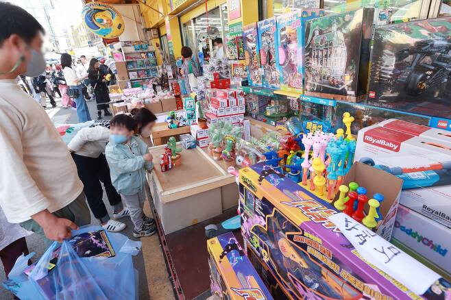 어린이날을 나흘 앞둔 1일 오후 서울 종로구 동대문 문구완구시장 거리를 찾은 가족이 장난감을 살펴보고 있다