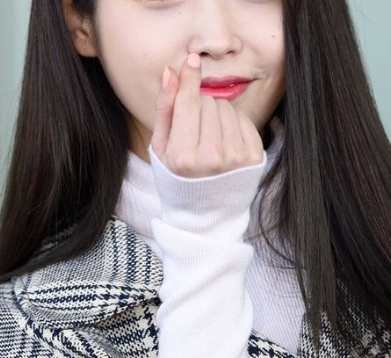  '데뷔 14주년' 아이유, 2억 쾌척 "크고 작은 기적들 선물해" / 배우 김수현, 아이유 콘서트 티켓팅 성공? / 가수 아이유 친남동생이 생각하는 아이유의 가장 결핍된 점...jpg