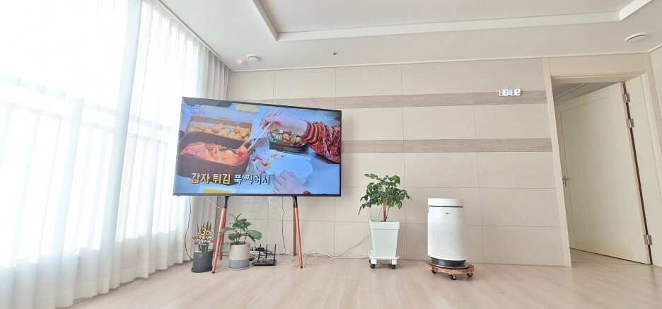 10년만에 TV 거치대 이젤형으로 교체