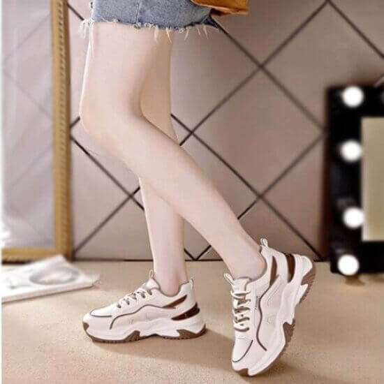 발볼넓은 키높이 여성운동화를 신은 여성 다리 사진