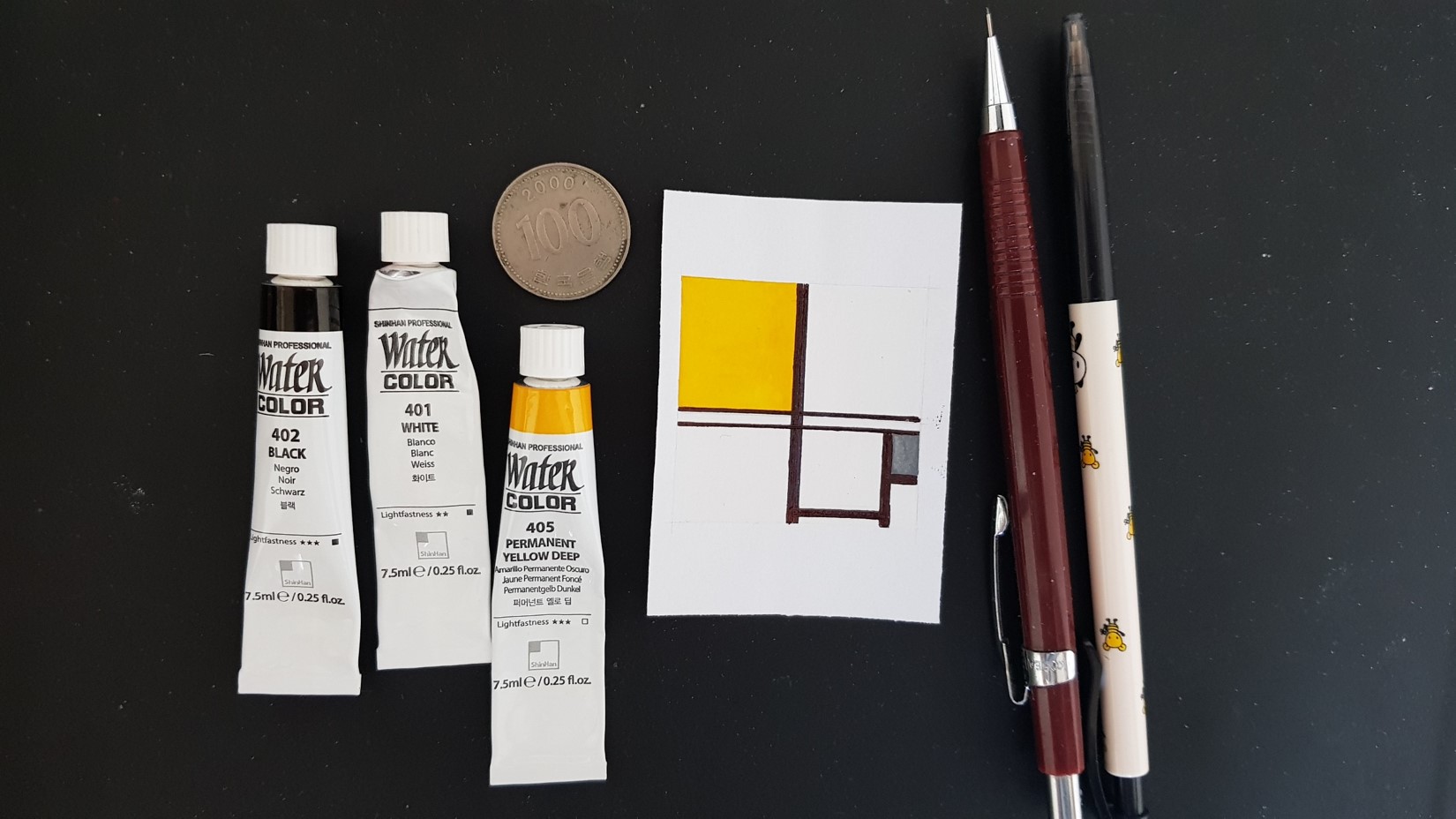 오늘은 샤프와 지우개로 스케치한 후, 검정 볼펜과 노랑·검정·흰색 수채 물감으로 채색할 생각입니다. 그럼 시작해보죠.