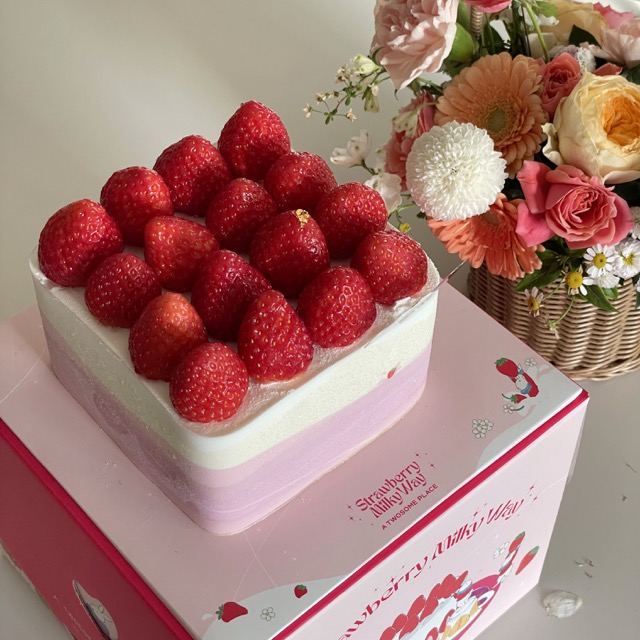 투썸플레이스-스트로베리-밀키-웨이-딸기케이크-사진