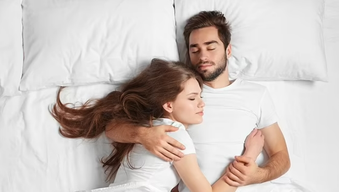 침대를 함께 쓰는 것은 건강에 무척 좋다? Adults who share a bed with their partner sleep better.....