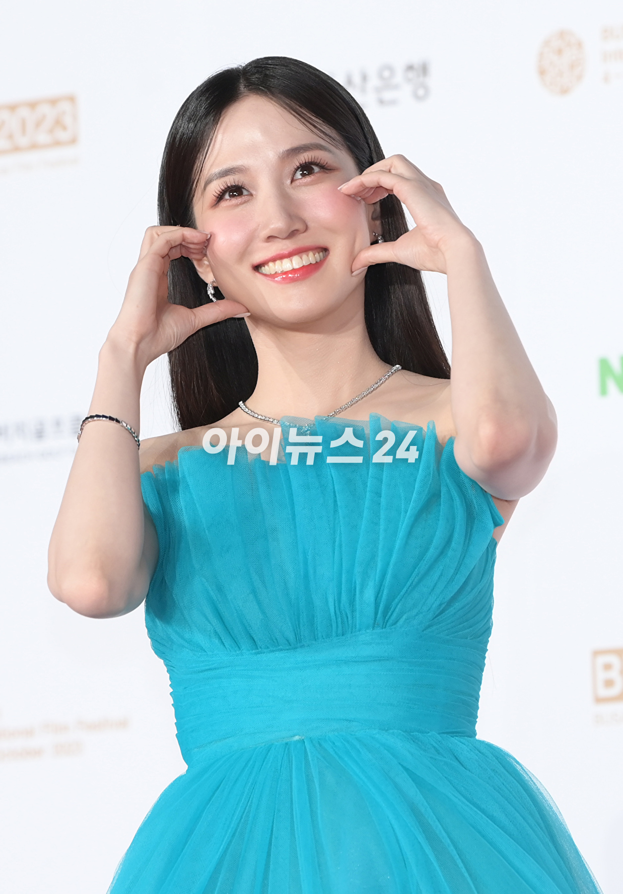 배우 박은빈이 4일 오후 부산 영화의전당에서 진행된 제28회 부산국제영화제(BIFF) 개막식에 참석해 레드카펫을 밟고 있다. [사진=정소희 기자]