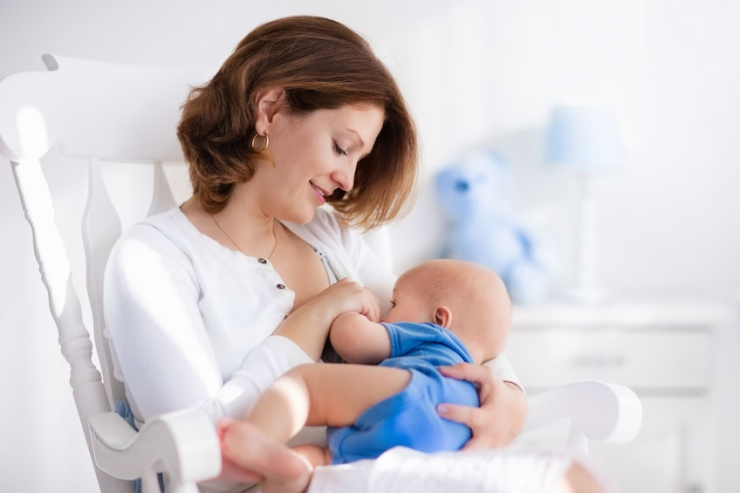 신생아 모유 수유 꿀팁: 올바른 자세와 유용한 아이템 추천