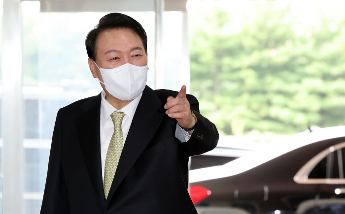  바닥 모르는 지지율? 윤 대통령의 '자업자득'