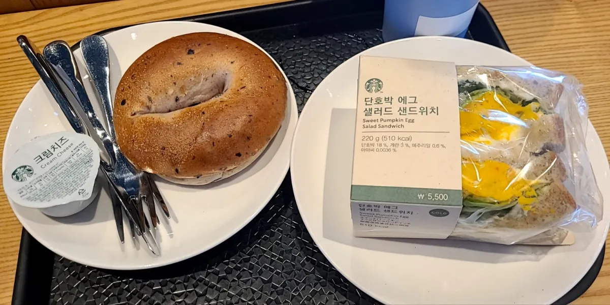 스타벅스-단호박에그샐러드샌드위치-블루베리베이글-크림치즈