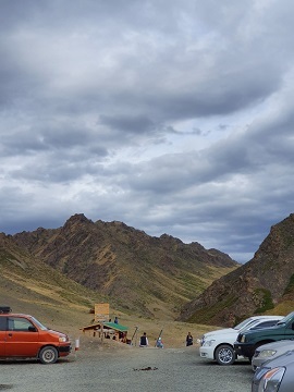 몽골 고비사막 투어 중 욜링암 입구 앞에서 찍은 사진