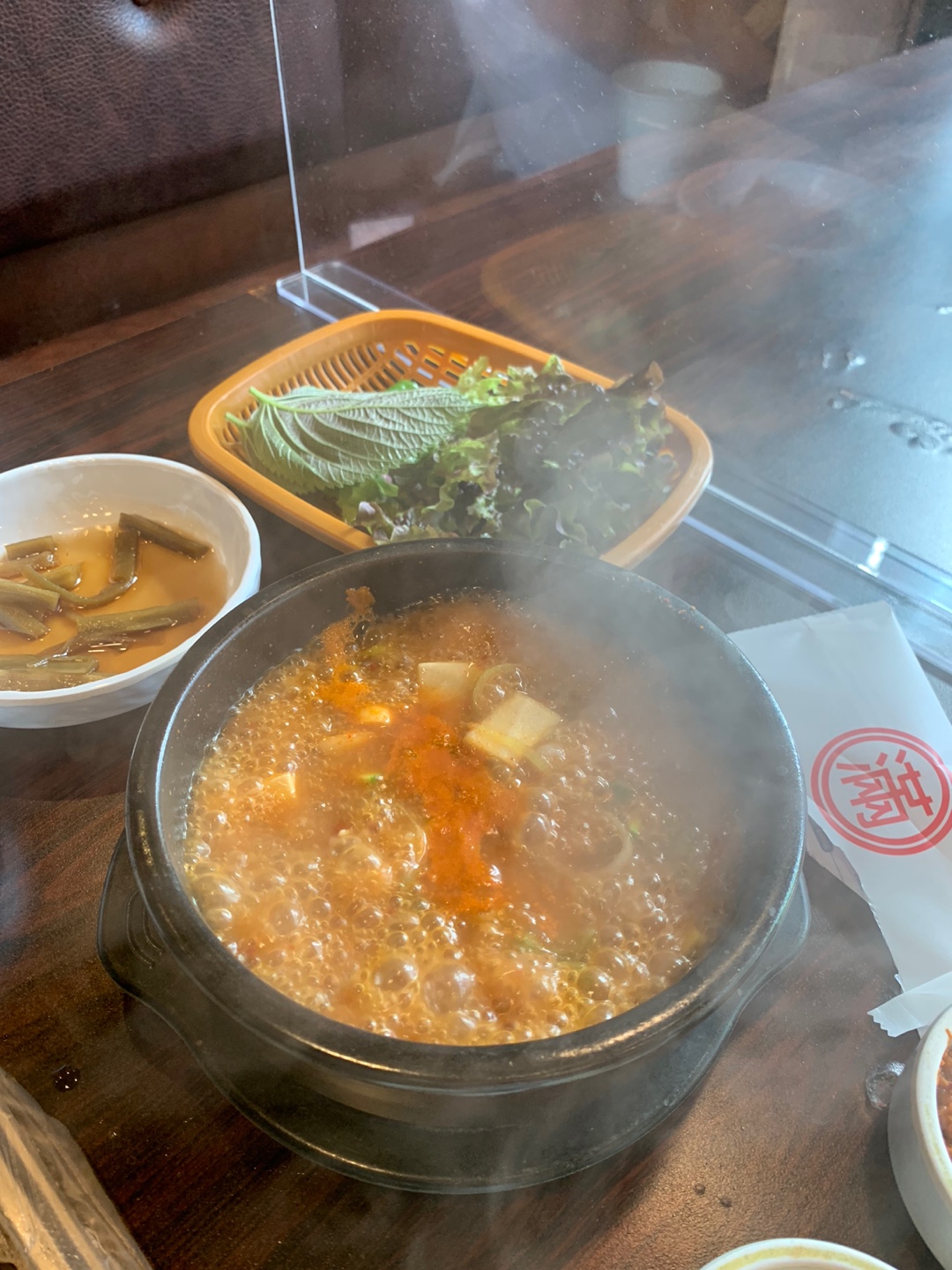 김이 펄펄 나는 된장찌개