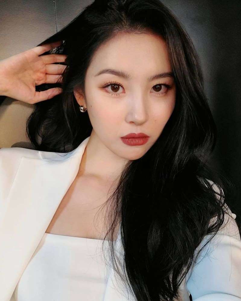  선미, 화이트 수트 입고 남다른 여신 아우라 ‘미모 폭발’ [SNS컷]