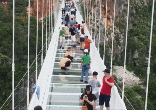 베트남&#44; 세계 최장 유리 다리 개통 VIDEO: World&#39;s longest glass bridge in Vietnam draws thousands upon opening