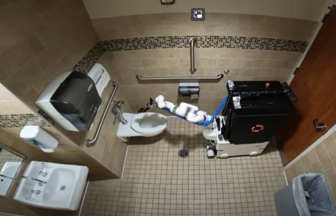 소매틱-somatic-화장실청소로봇-장애인화장실-양변기-청소하는-장면