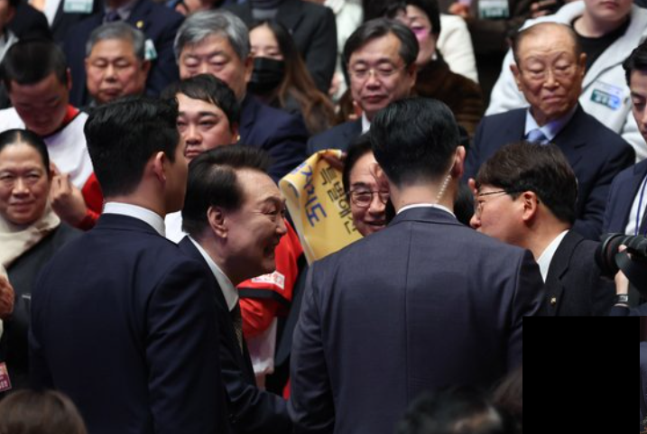 尹경호원에끌려나간강성희입법모독강금도넘었다