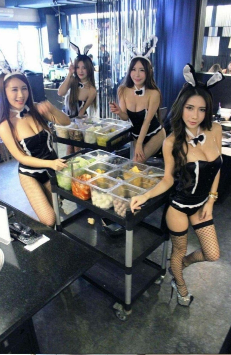  대만의 비키니 고기집,  므훗한 글래머걸들의 서빙