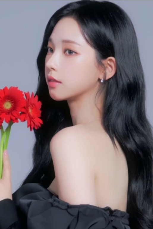  어깨가 드러난 의상 에스파 카리나