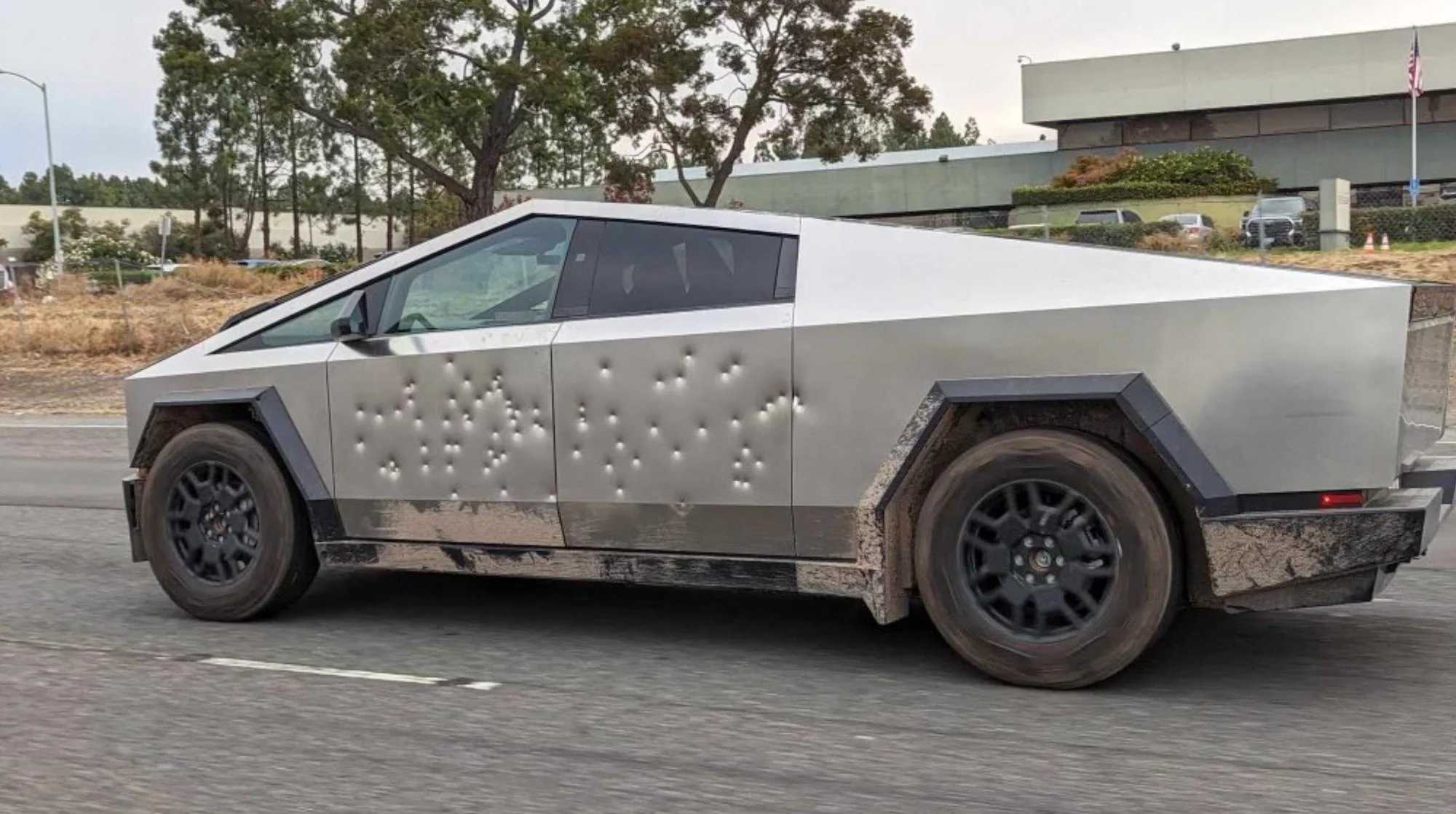 조회수 급증 머스크의 사이버 트럭 관통 시험 영상 VIDEO: Watch Joe Rogan Try To Shoot An Arrow Into The Tesla Cybertruck's Body