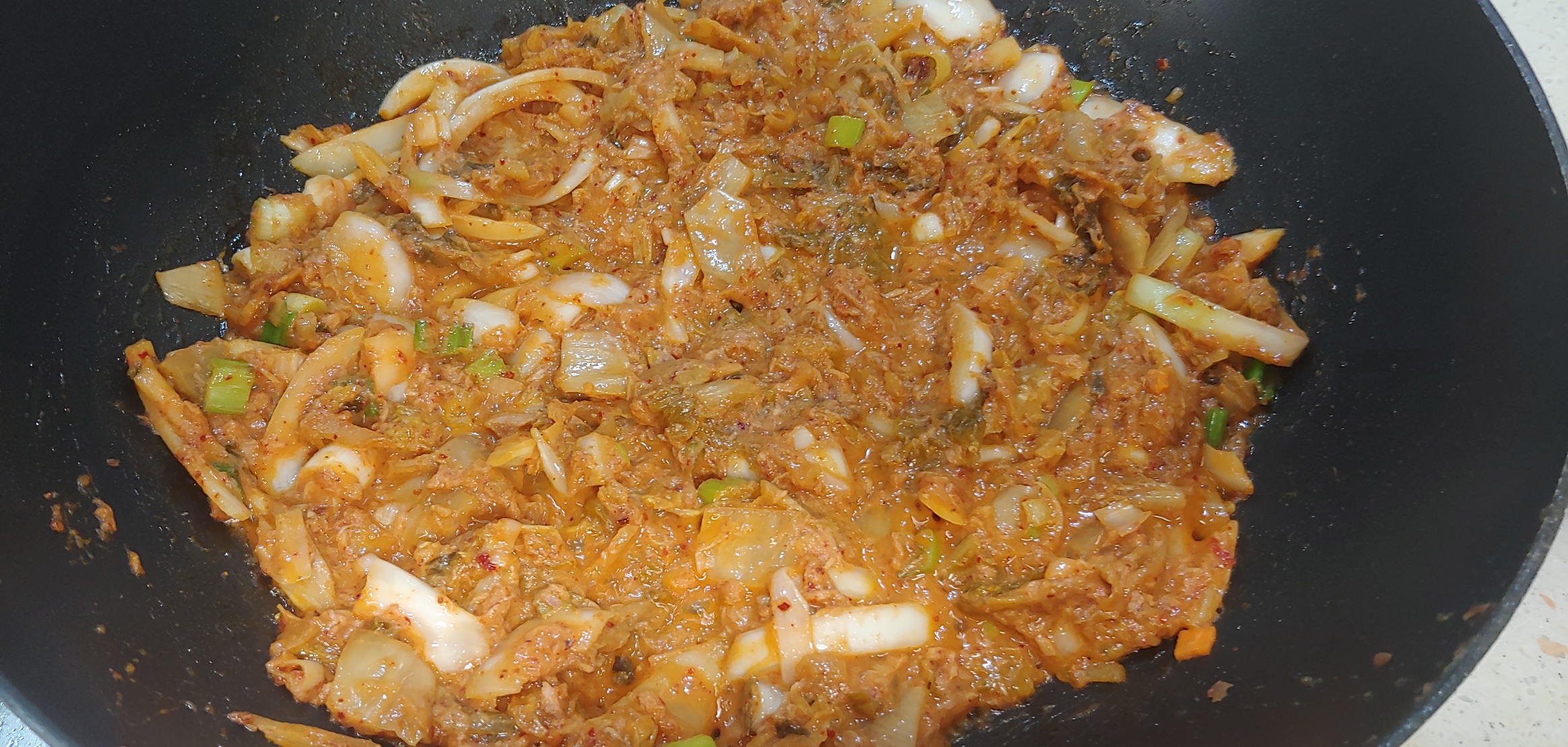 다 볶은 김치를 팬에 노릇하게 익히려면 20-30초 정도 강불에 지져주세요.