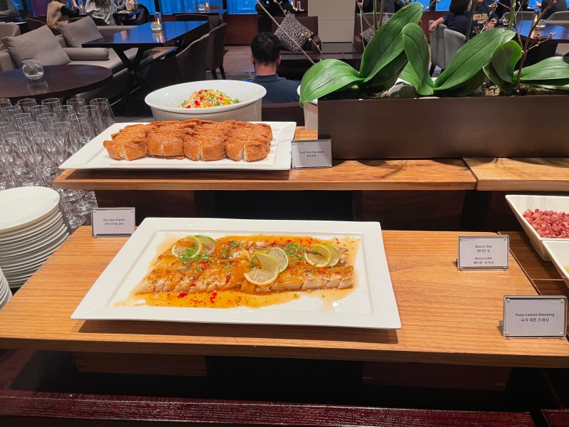 콘래드-호텔-라운지-광어요리-유부초밥