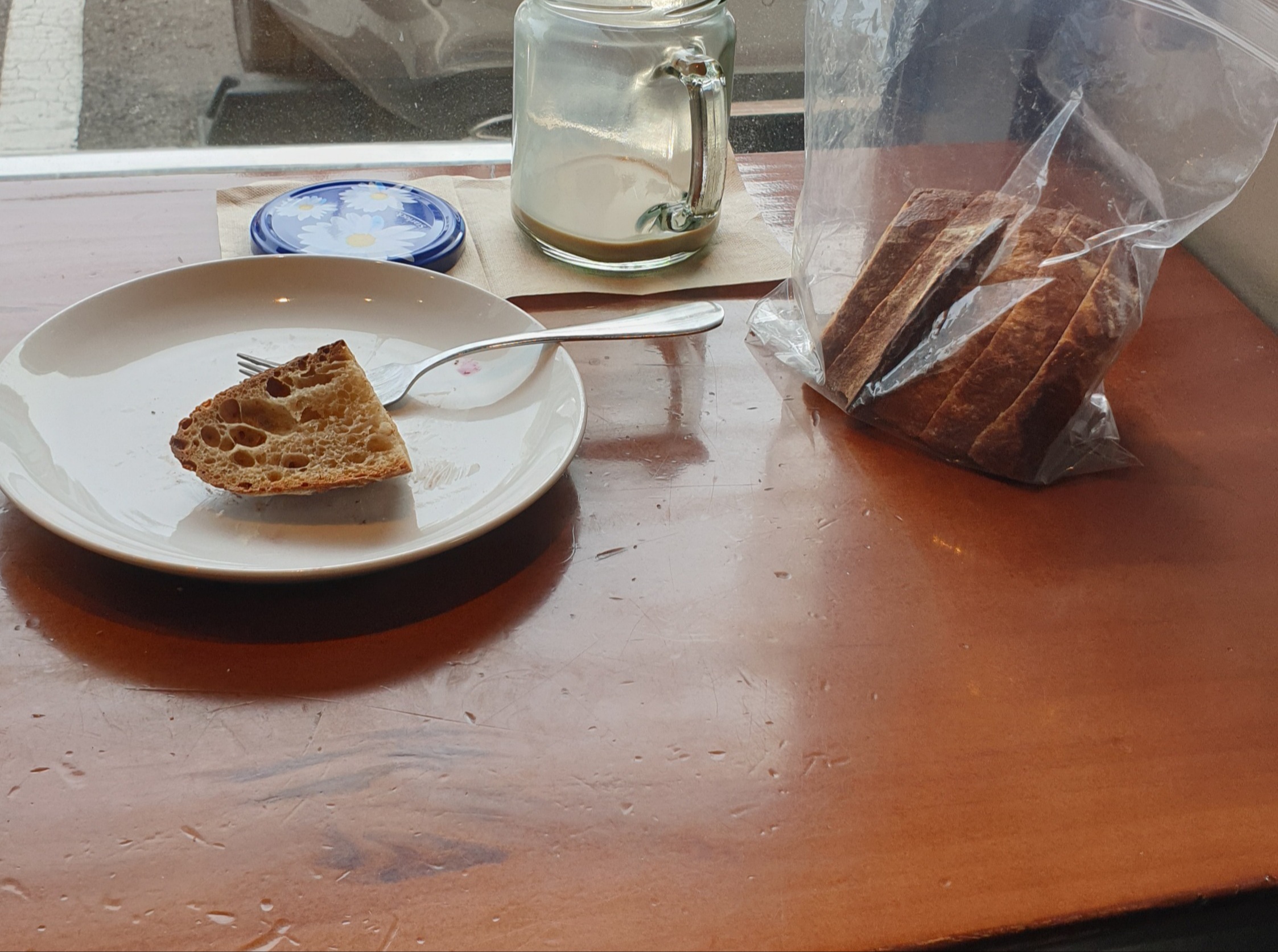 카페에서 빵과 오트라떼