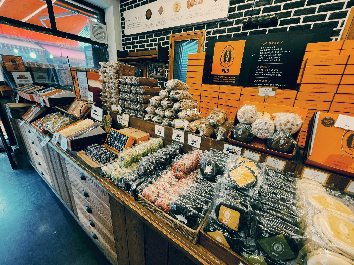 PNB 풍년제과 전주 한옥마을 3호점의 실내에 진열된 여러 제과&#44; 제빵들 사진
