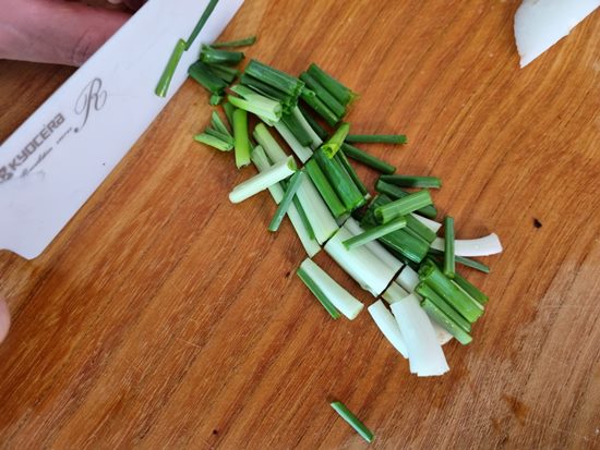 씨앗은 나무 판자에 쪽파를 자른다