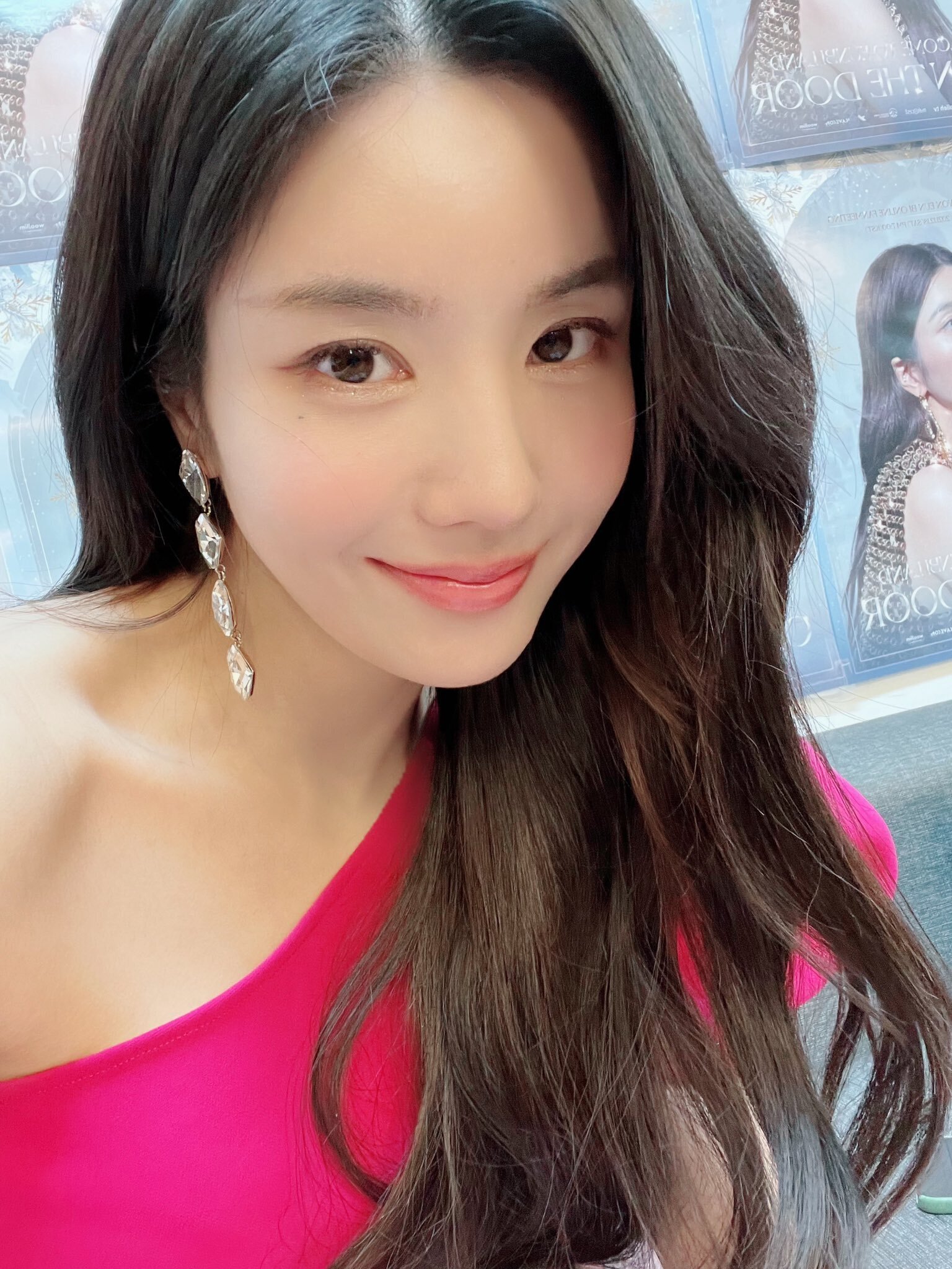  권은비 짙은핑크 드레스 인스타그램 셀카 사진