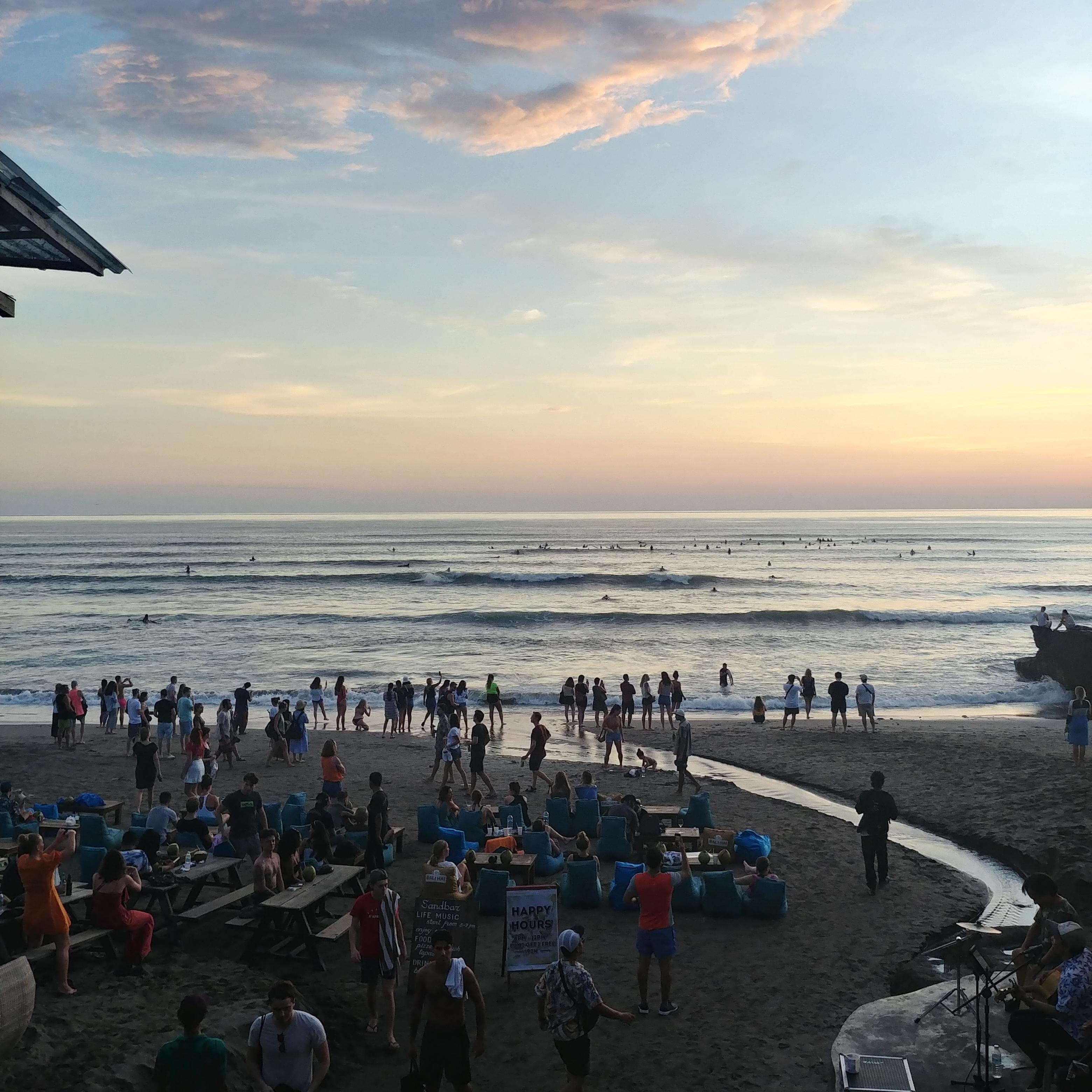 인도네시아 발리 노을 맛집 바뚜 볼롱 해변 Pantai Batu Bolong